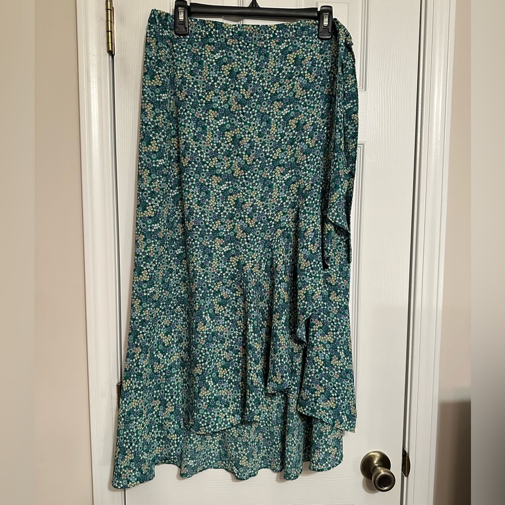 NWT Floral Green Skirt faux wrap look w/tie. Sz Lg